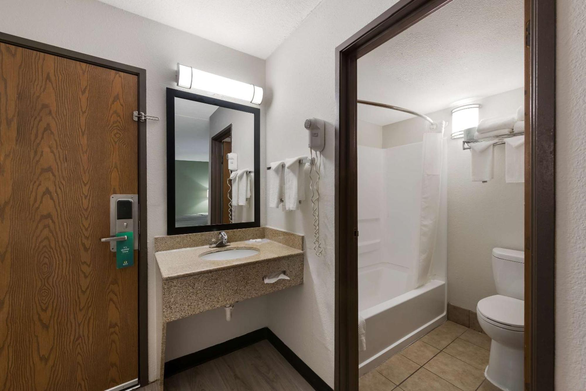 Quality Inn Merriam Kansas City Екстер'єр фото